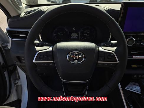New 2026 Toyota Highlander Platinum AWD/4WD image 13