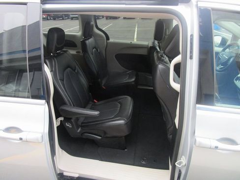 Used 2024 Chrysler Pacifica Touring-L image 22