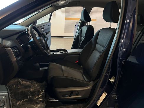 Used 2025 Nissan Rogue SV image 28