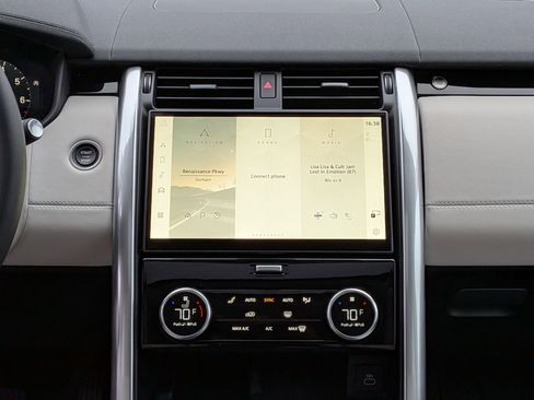 Used 2024 Land Rover Discovery S image 19