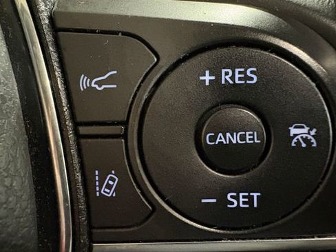 Used 2020 Toyota Camry XLE image 9