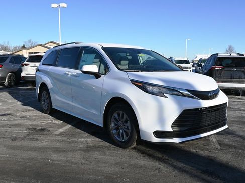 New 2026 Toyota Sienna LE image 1