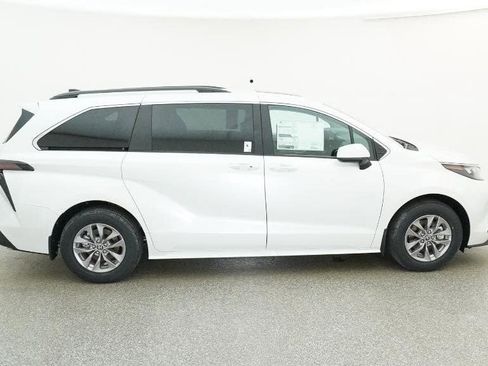 New 2026 Toyota Sienna XLE image 11
