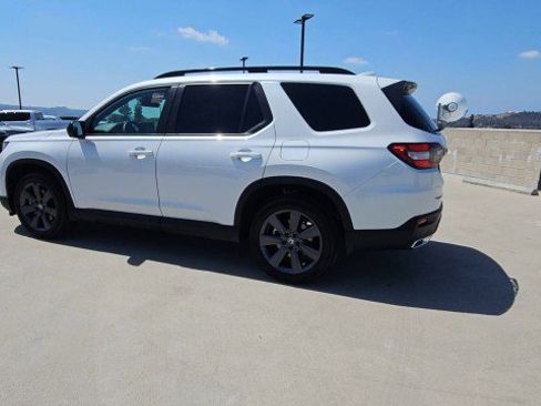 Used 2025 Honda Pilot Sport image 6