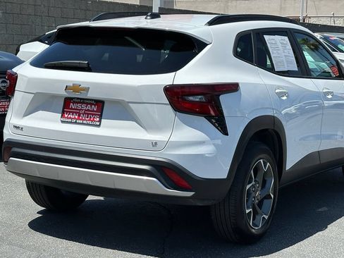 Used 2024 Chevrolet Trax LT FWD image 7