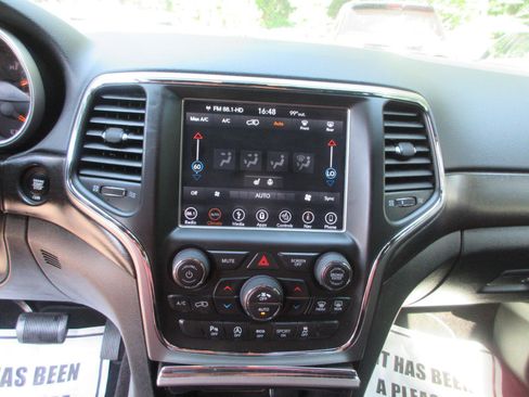 Used 2018 Jeep Grand Cherokee Laredo AWD/4WD image 12