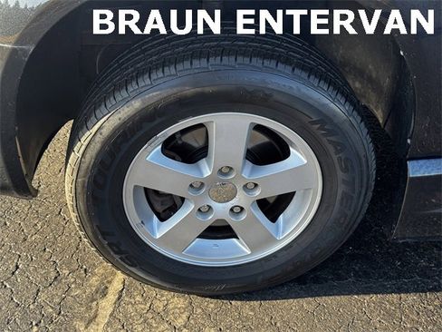 Used 2012 Dodge Grand Caravan SXT image 11