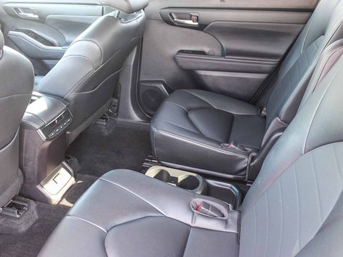 Certified 2023 Toyota Highlander XLE image 19