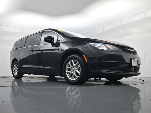 Used 2023 Chrysler Voyager LX FWD image 35