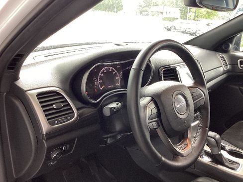 Used 2019 Jeep Grand Cherokee Altitude RWD image 10