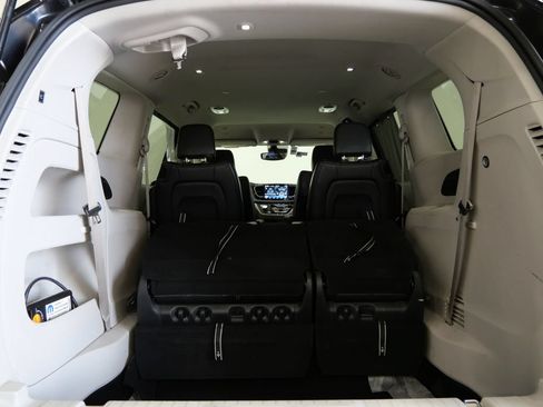 Used 2024 Chrysler Pacifica Touring-L FWD image 28