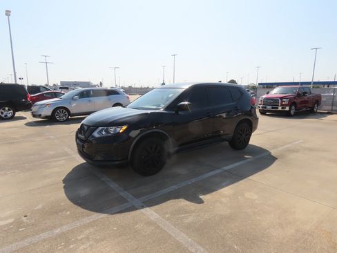 Used 2017 Nissan Rogue S AWD/4WD image 2