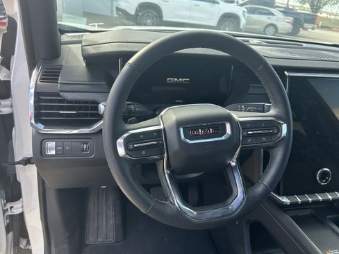 Used 2025 GMC Acadia Elevation image 5