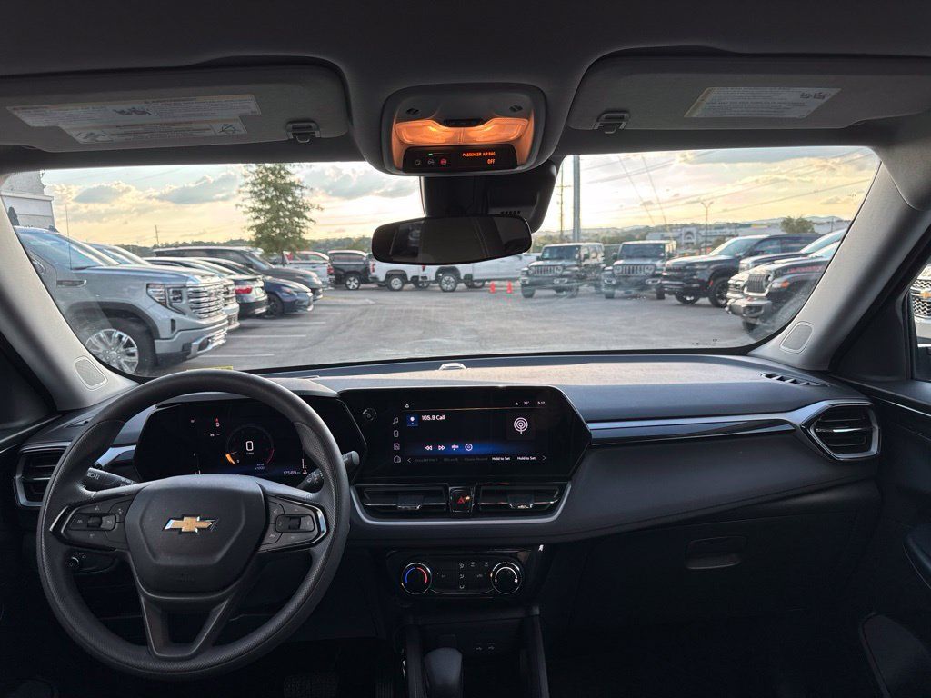 Used 2025 Chevrolet TrailBlazer LT AWD/4WD image 21