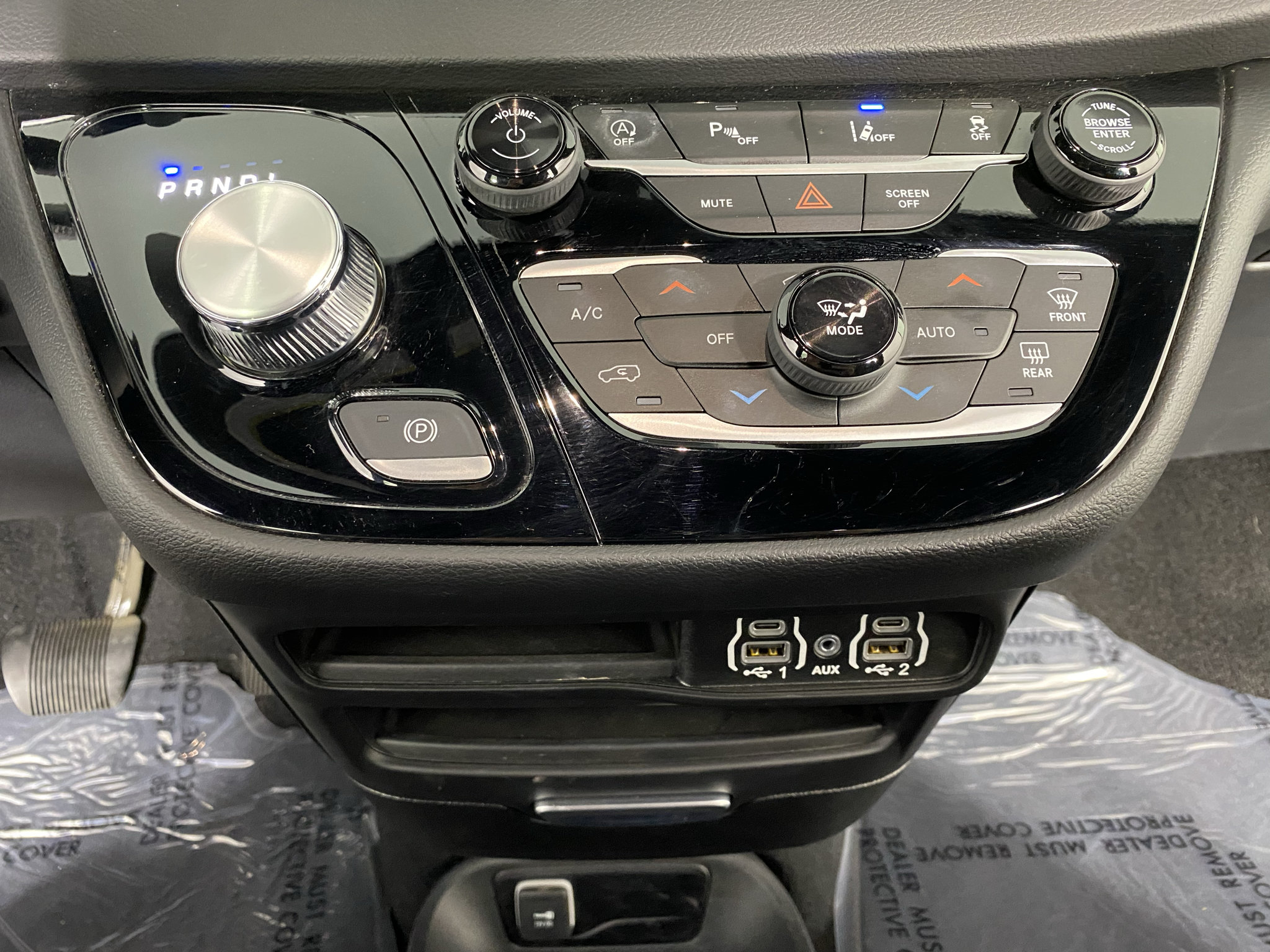 Used 2025 Chrysler Voyager LX FWD image 19