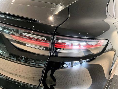 Used 2023 Porsche Cayenne Platinum Edition image 33