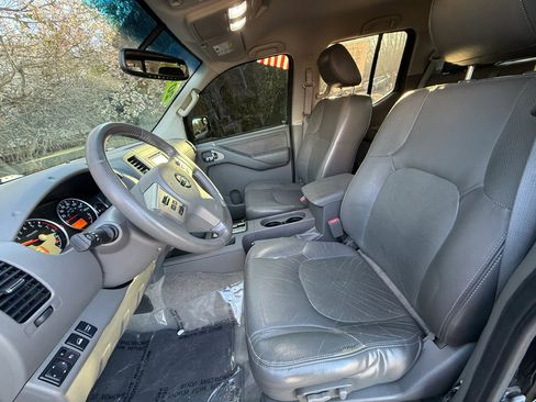 Used 2014 Nissan Frontier SL image 2