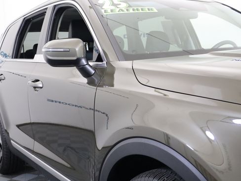 Used 2025 Kia Telluride EX w/ EX Captain's Chair Package image 3