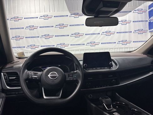 Used 2023 Nissan Rogue SV image 2