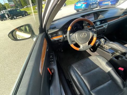 Used 2013 Lexus ES 300h w/ Luxury Pkg FWD image 29