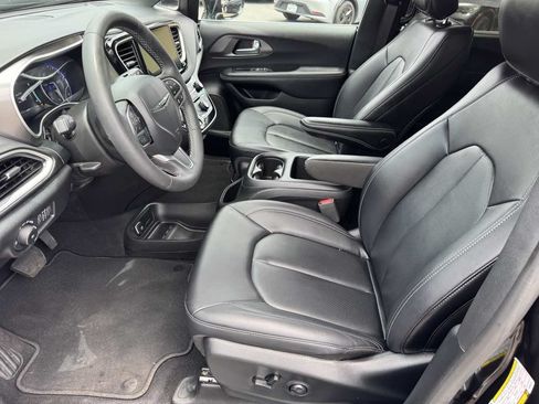 Used 2025 Chrysler Pacifica Select FWD image 25