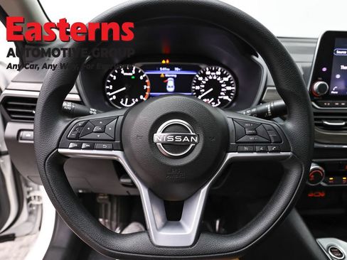 Used 2025 Nissan Altima 2.5 SV FWD image 10