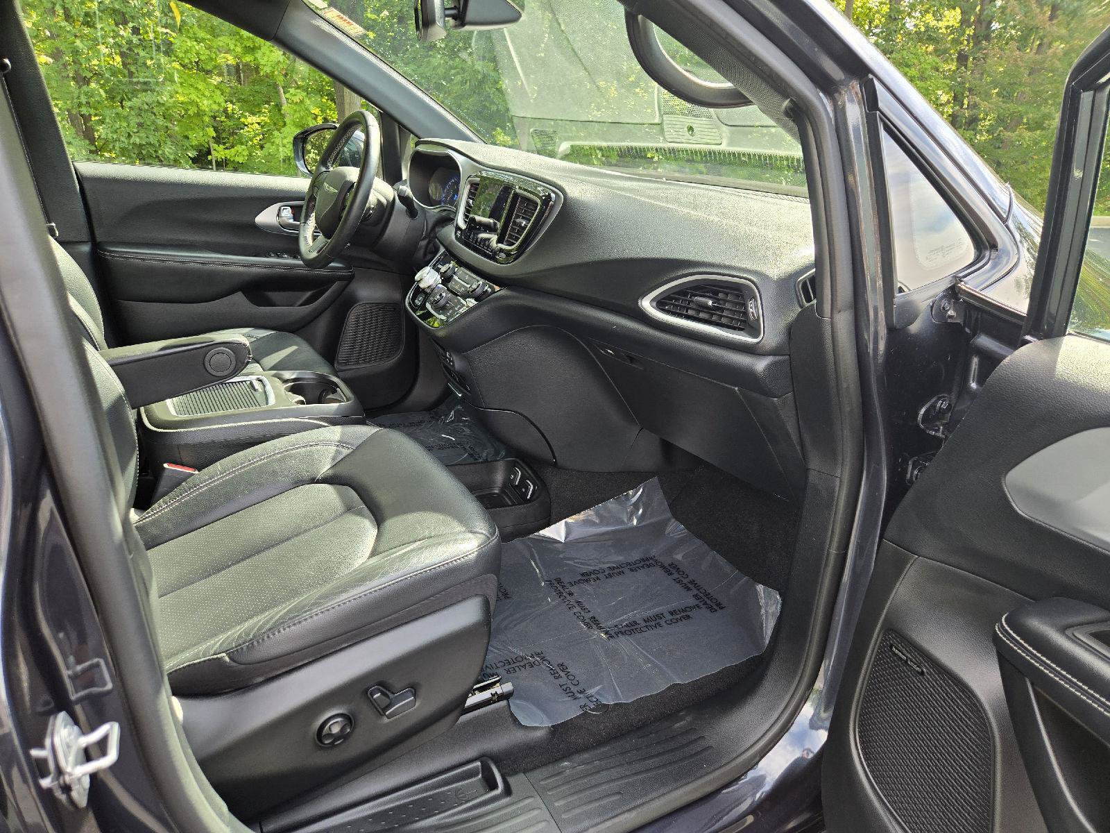 Used 2020 Chrysler Pacifica Touring-L Plus FWD image 23
