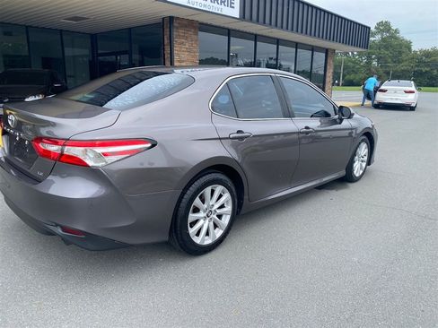 Used 2018 Toyota Camry LE FWD image 6