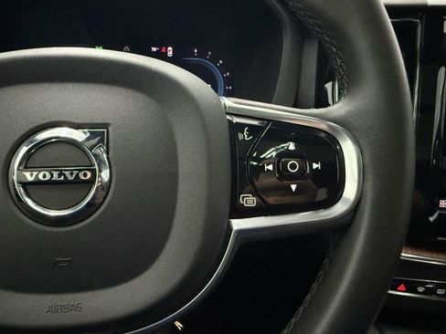 Used 2023 Volvo XC60 B5 Plus image 28