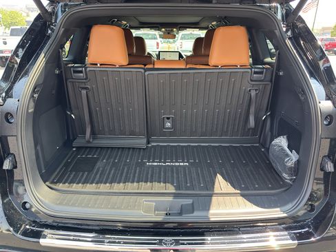 New 2026 Toyota Highlander Platinum AWD/4WD image 7