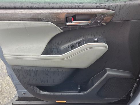 Used 2024 Toyota Highlander Platinum image 31