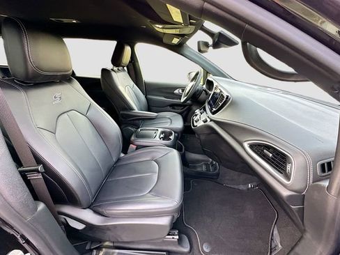 Used 2024 Chrysler Pacifica Select image 29