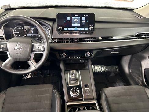 Used 2024 Mitsubishi Outlander SE image 17