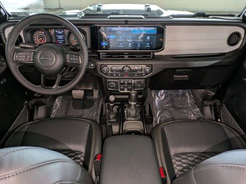 Used 2025 Jeep Gladiator Sport image 15