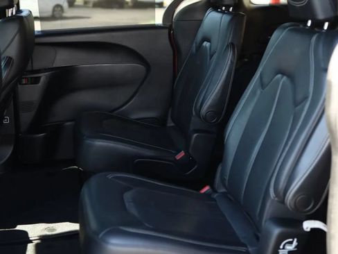 Used 2019 Chrysler Pacifica Touring-L w/ Advanced Safetytec Group FWD image 30