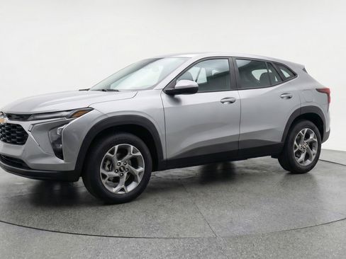 Used 2025 Chevrolet Trax LT image 3