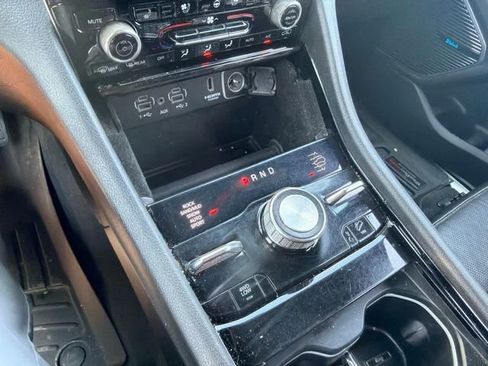 Used 2022 Jeep Grand Cherokee Overland AWD/4WD image 4