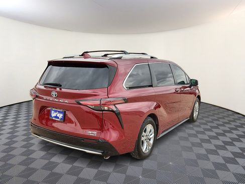 Used 2022 Toyota Sienna Limited image 4