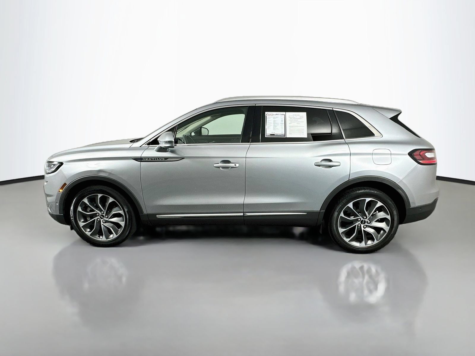 Used 2022 Lincoln Nautilus Reserve w/ Equipment Group 201A AWD/4WD image 4