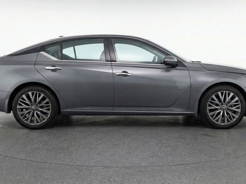 Used 2025 Nissan Altima 2.5 SV image 8