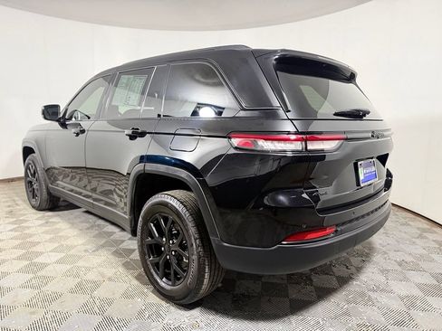 Used 2025 Jeep Grand Cherokee Altitude AWD/4WD image 4