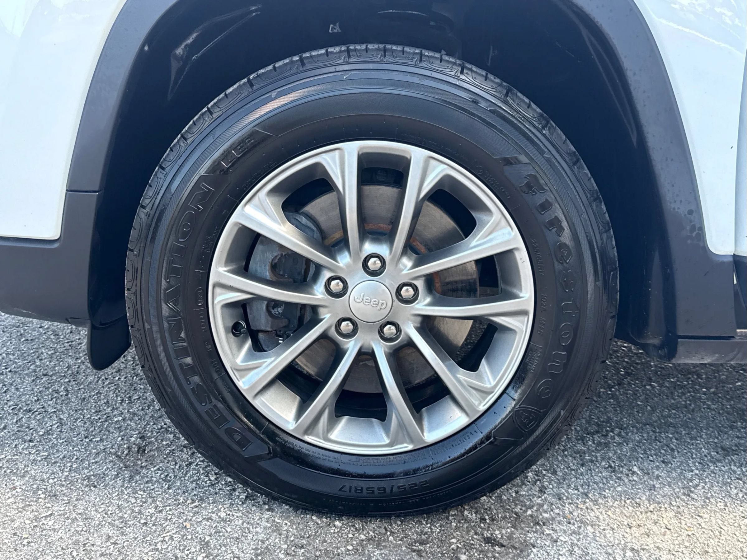 Used 2019 Jeep Cherokee Latitude Plus w/ Cold Weather Group AWD/4WD image 30