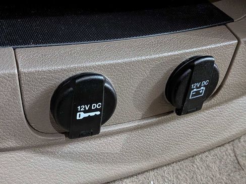 Used 2015 Chrysler Town & Country Touring image 29