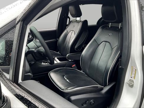 Used 2024 Chrysler Pacifica Premium FWD image 8