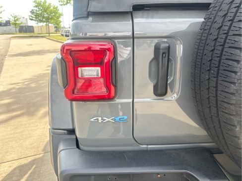 Used 2021 Jeep Wrangler Unlimited Sahara w/ Cold Weather Group AWD/4WD image 9