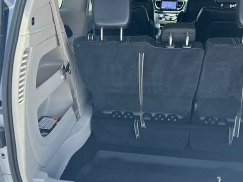 Used 2024 Chrysler Pacifica Touring-L FWD image 14