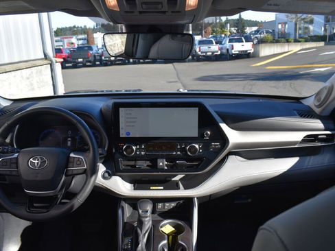 Used 2023 Toyota Highlander Limited image 26