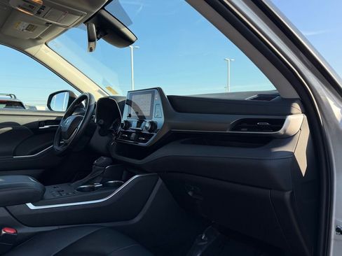 Used 2024 Toyota Highlander XLE image 24