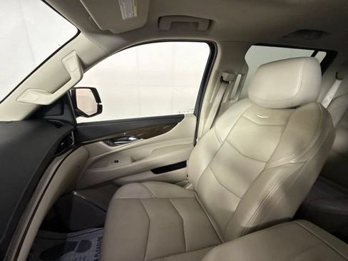 Used 2020 Cadillac Escalade ESV Premium Luxury AWD/4WD image 18