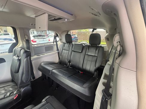 Used 2012 Chrysler Town & Country Touring-L w/ Entertainment Group #2 FWD image 10